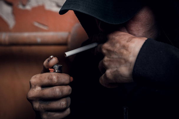 薬物乱用、薬物中毒や悪い習慣の概念。タバコを吸って薬を使う - 写真・画像