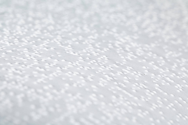 Strona książki z tekstem Braille 'a, zbliżenie. Koncepcja kształcenia osób niewidomych. - Zdjęcie, obraz