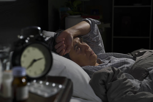 Mujer mayor deprimida acostada en la cama no puede dormir por insomnio - Foto, imagen
