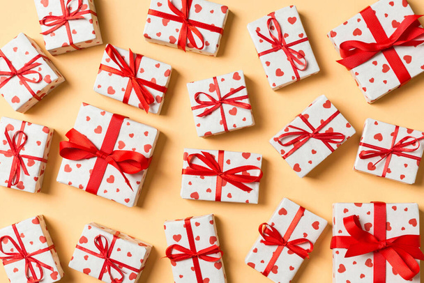 Composición de cajas de regalo blancas navideñas con corazones rojos sobre un fondo colorido. Concepto de San Valentín. - Foto, imagen