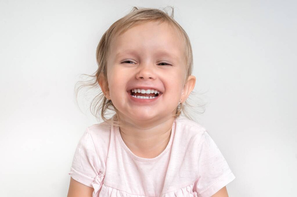 Portret van een prachtige lachende baby op geïsoleerde achtergrond - Foto, afbeelding