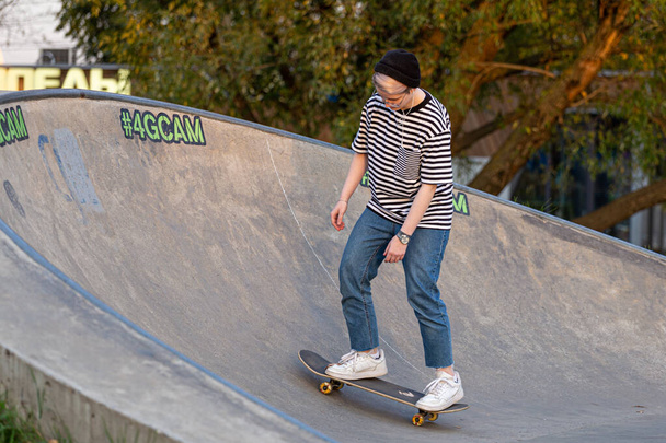 27.09.2020, Moskva, Rusko. Teenager girl skateboarding v parku. Studium skateboardingu. - Fotografie, Obrázek