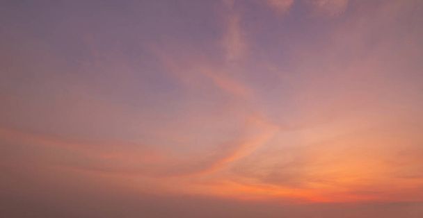 Cielo al tramonto. Sfondo astratto della natura. Drammatico blu con nuvole colorate arancioni nel tempo del crepuscolo. - Foto, immagini