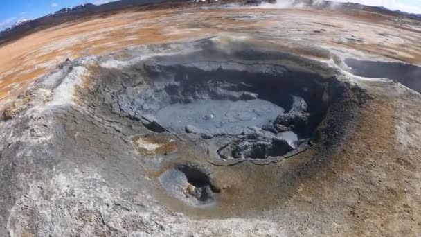 Geotermální oblast Hverir Myvatn s přírodními parními průduchy a bahenními jezírky všude kolem jezera Myvatn, geotermální pole Hverir, Island - Záběry, video