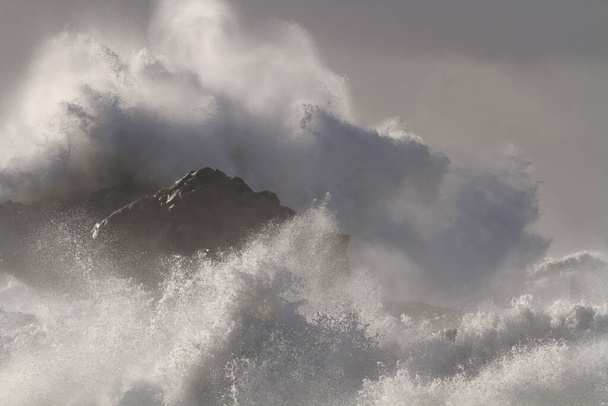 Tempête sur la côte Seig grande vague de rupture sur les rochers et les falaises voir éclaboussures et de pulvérisation - Photo, image