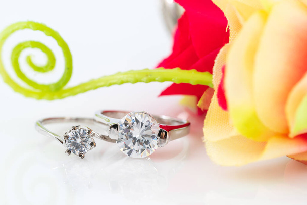 Close up Gyémánt drágakő jegygyűrűk fehér háttér, ékszerek jegygyűrű fehér háttér - Fotó, kép