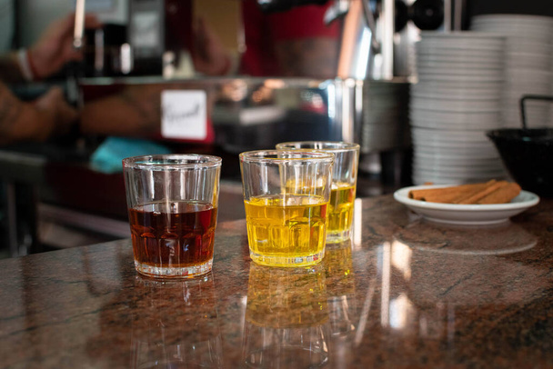 кофе с алкоголем, корицей и лимоном - Фото, изображение