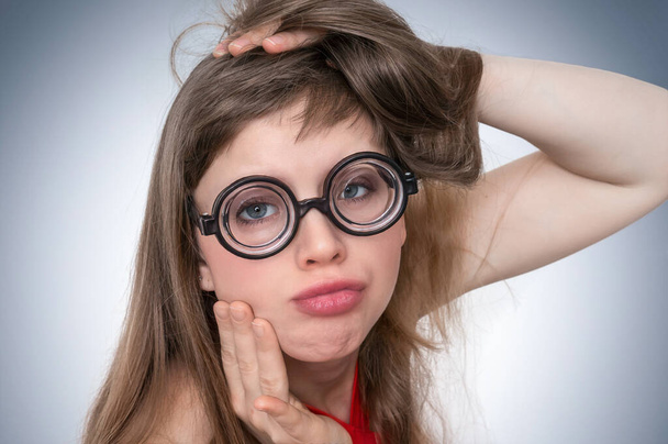 Giovane donna geek divertente con espressione sessuale sul viso - Foto, immagini