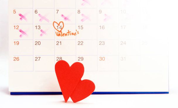 ημερολόγιο δείχνουν της 14ης Φεβρουαρίου με κόκκινη καρδιά, έννοια ραντεβού ημέρα του Αγίου Βαλεντίνου  - Φωτογραφία, εικόνα