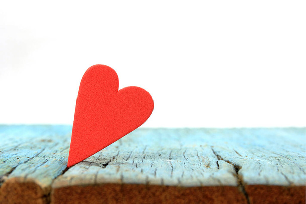 Любовное сердце на деревянном фактурном фоне. Концепция Дня Святого Валентина. Сердце ко Дню святого Валентина. - Фото, изображение
