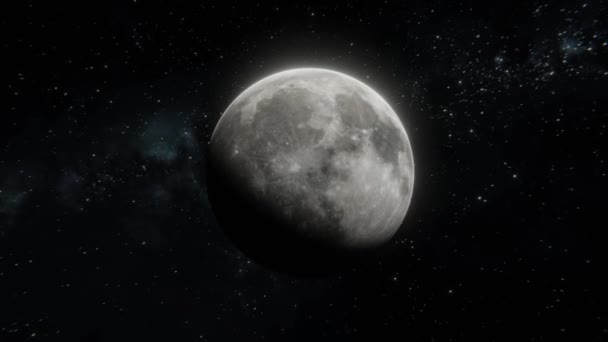 Prachtig vredig uitzicht op de Maan in open ruimte over de achtergrond van sterren. Tracking vliegend rond de Maan verlicht door de Zon - Video