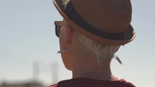 Αναπνευστικό σκουλαρίκι της όρθιας γυναίκας  - Πλάνα, βίντεο