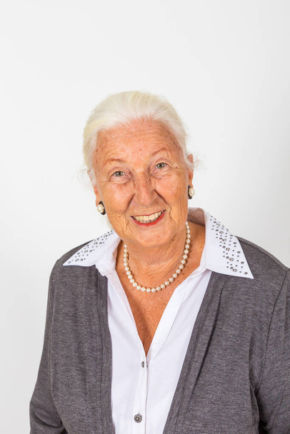 портрет пожилой улыбающейся женщины - Фото, изображение