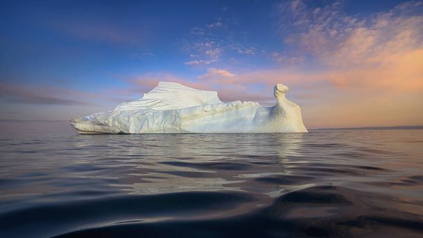 極の夜の間に沈みゆく太陽の光の中に浮かぶ氷河 - 写真・画像