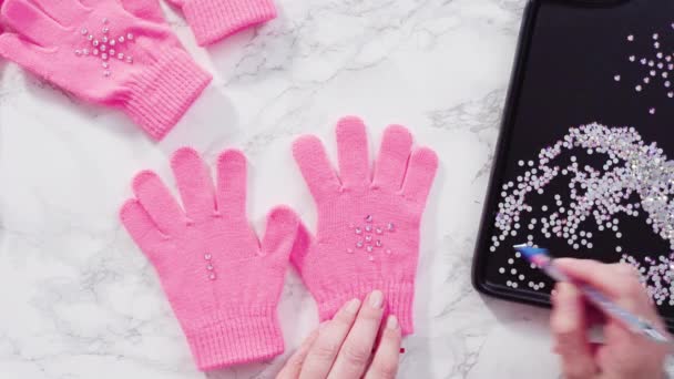 Strass rosa Kinderhandschuhe mit Schneeflockenformen. - Filmmaterial, Video