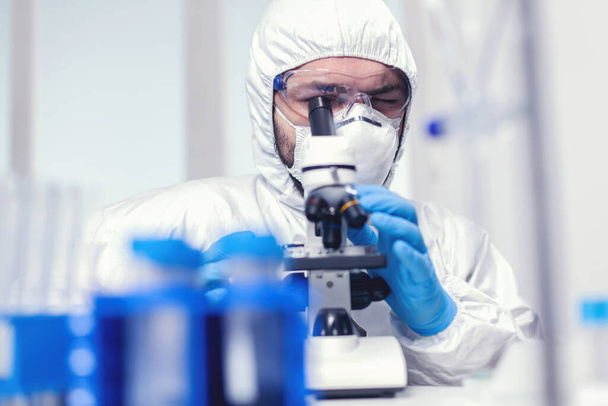 Μικροβιολόγος ερευνητής φορώντας ppe και γυαλιά προστασίας στο εργαστήριο ιατρικής - Φωτογραφία, εικόνα