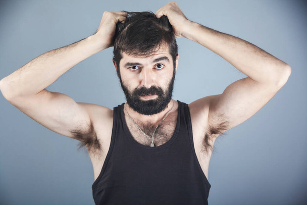 портрет молодого чоловіка в стресі тягне за волосся
  - Фото, зображення