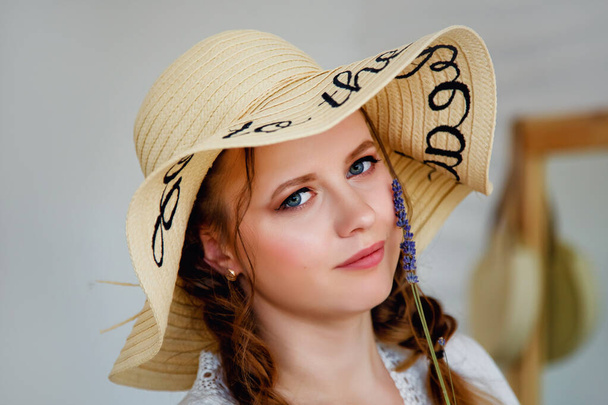 Retrato de una encantadora chica dulce con el pelo largo y arreglado, trenzado en coletas en un sombrero al estilo de la Provenza. - Foto, Imagen