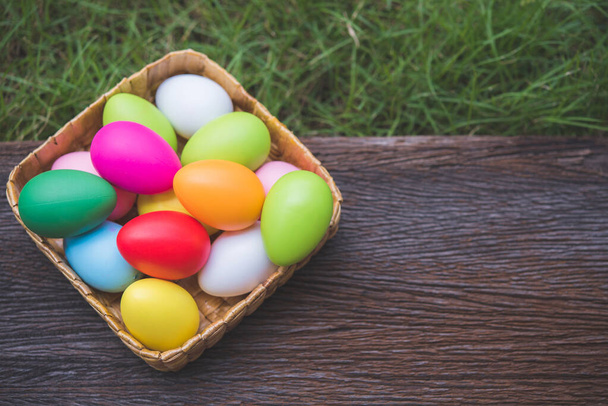 Цветные пасхальные яйца на деревянном фоне  - Фото, изображение