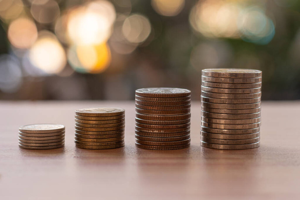 Hromada mincí, které jsou uspořádány v pořadí Uveďte investice do podnikání pro budoucí růst. - Fotografie, Obrázek