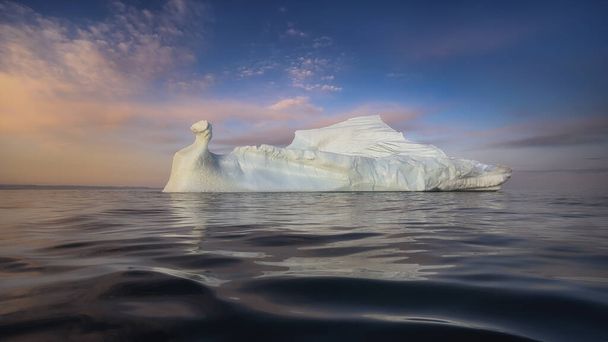 pływające lodowce w promieniach zachodzącego słońca podczas nocy polarnej - Zdjęcie, obraz