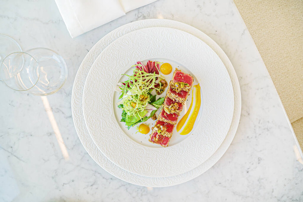 sliced tuna steak with sesame and vegetables - 写真・画像