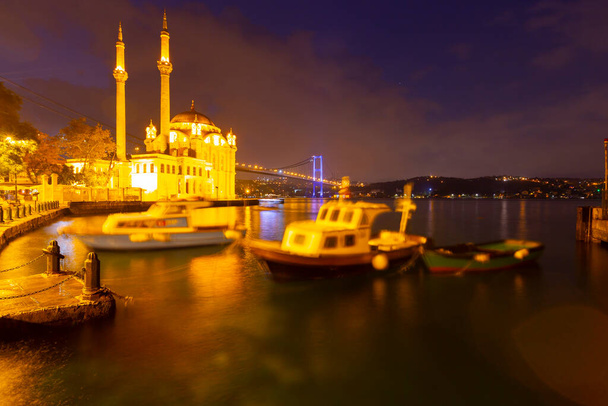 Byk Mecidiye Mosque, vagy Ortaky Mosque, mint ismert a nyilvánosság, egy neobarokk mecset található a tengerparton Ortaky kerületben Beikta kerületben Isztambulban Bosphorus. - Fotó, kép