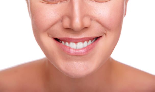 Kobieta z białymi zębami na białym tle - Zdjęcie, obraz