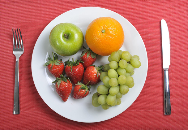 meyve tabağı sağlıklı beslenme kavramı kırmızı mat mix - Fotoğraf, Görsel