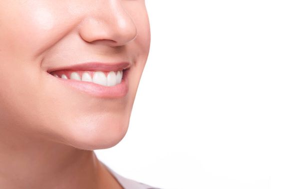 Visage féminin avec dents blanches isolées sur fond blanc - Photo, image