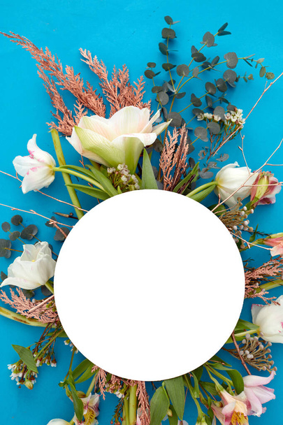 Букет з різноманітних ніжних квітів і порожнього кола
 - Фото, зображення