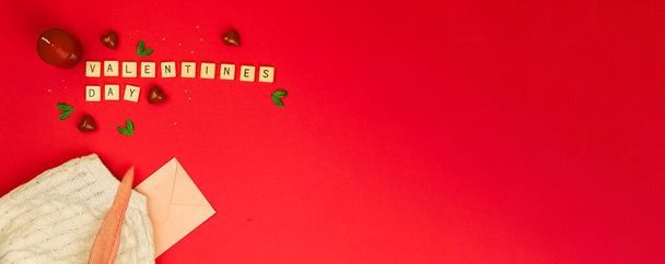 День святого Валентина Любовний фон Прапор на червоних, солодких прикрасах, букви і слова на кубах, копіювання просторової концепції - Фото, зображення