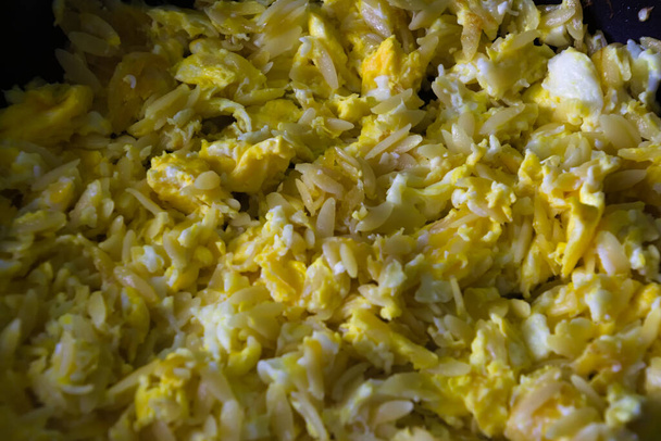 Αυγά ομελέτα με λαζάνια που λέγονται Kritharaki τηγανισμένα σε τηγάνι - Φωτογραφία, εικόνα