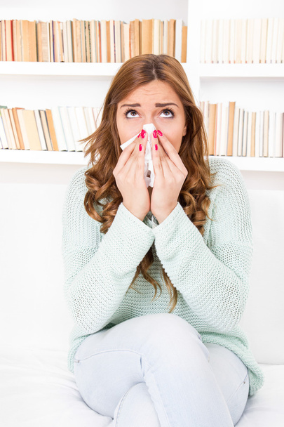 Kranke Frau kalt erwischt, wie sie ihre Nase in Taschentuch pustet - Foto, Bild