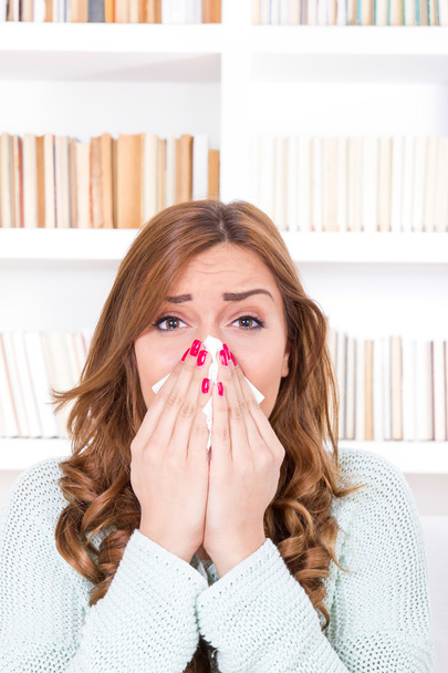 nemocná žena se zimou a virus kýchání do tkáně - Fotografie, Obrázek
