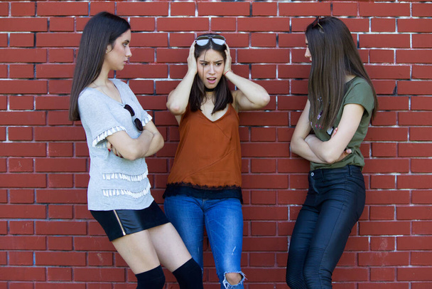 drie meisjes vrienden problemen - Foto, afbeelding