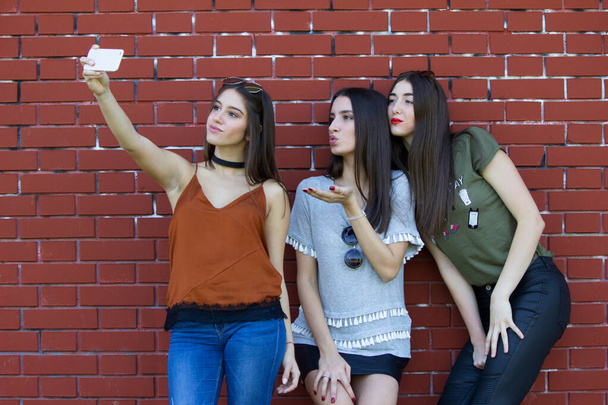 Mutlu ergen kızların selfie 'si. - Fotoğraf, Görsel