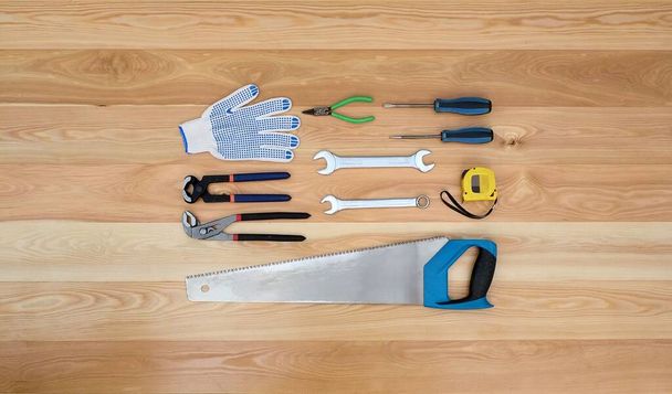 Varias herramientas para aislados hechos a mano en una tabla de madera - Foto, imagen