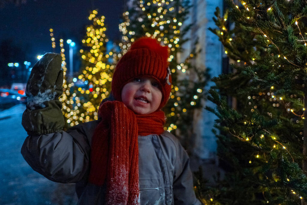 Kind genießt Winterurlaub auf der Straße - Foto, Bild
