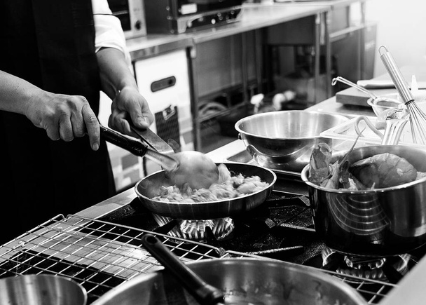 Cuoco che cucina in cucina, chef al lavoro, Black and Whit - Foto, immagini