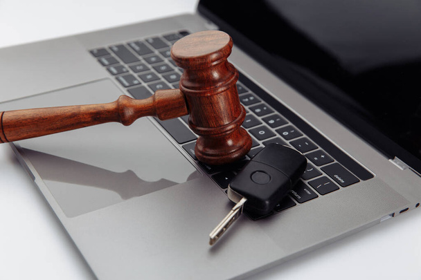 Judge gavel and car keys on laptop computer keyboard. Symbol of law, justice and online car auction - Foto, immagini