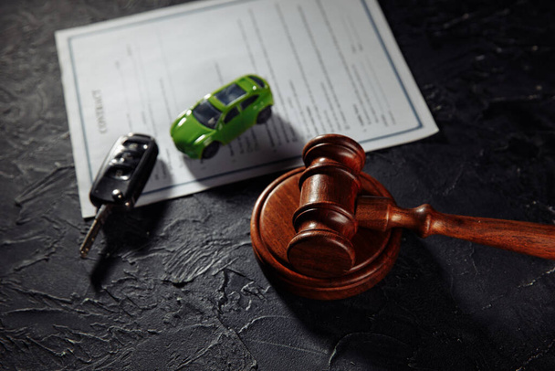 Машина с ключами и деревянным судьей молотком. Концепция продажи автомобиля путем аукциона или случайного заключения - Фото, изображение