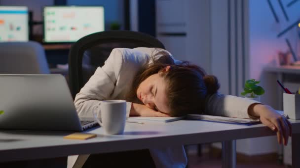 Uitgeput overbelasting zakenvrouw in slaap vallen op het bureau - Video