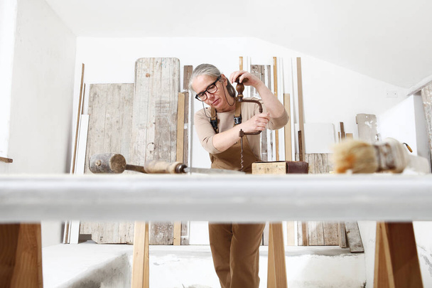 木工工芸品、女性職人大工は、彼女のワークショップで古い手動ツールで木材を動作します,復元, DIYと手作りの作品のコンセプト - 写真・画像