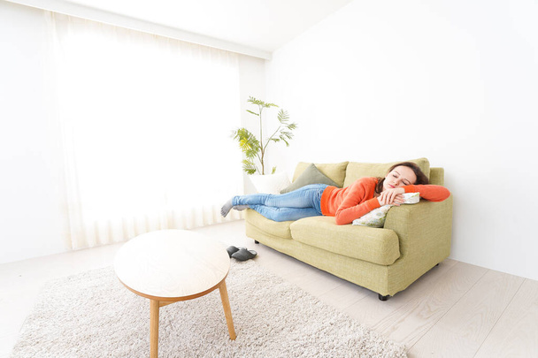 Mujer tomando una siesta en casa - Foto, Imagen