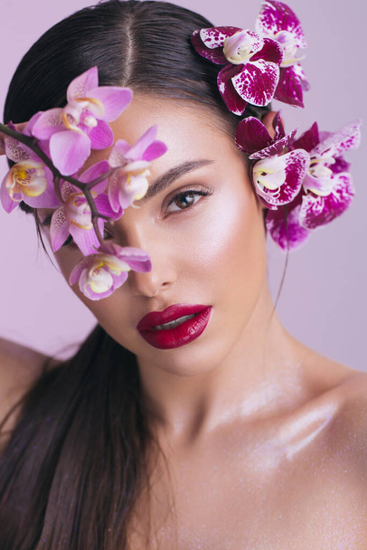 Sinnliches Frauenporträt mit Make-up und Blume - Foto, Bild