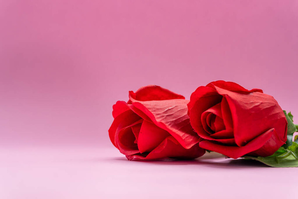 rosas vermelhas sintéticas, com fundo vermelho e espaço para copiar - Foto, Imagem