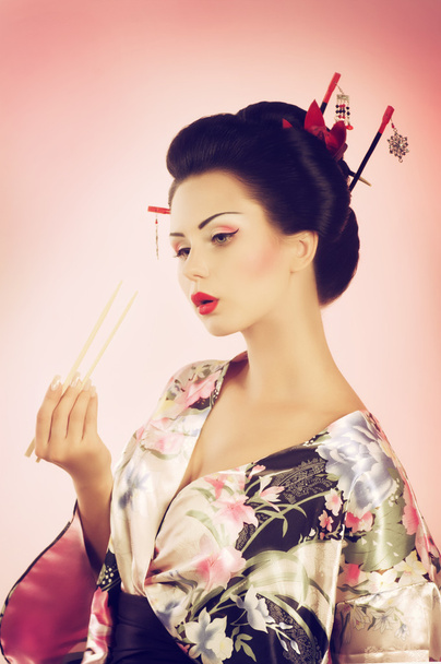 Mujer en kimono japonés
 - Foto, imagen
