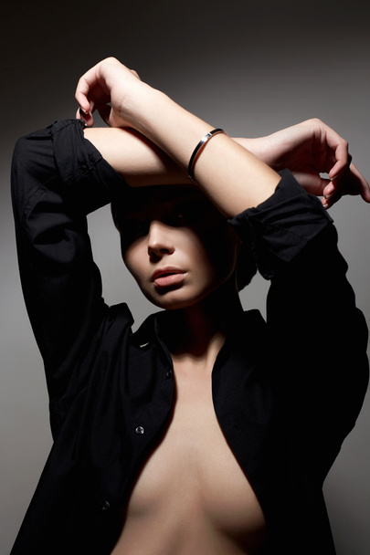 Retrato de moda de una mujer joven y hermosa. sexy chica en negro camisa - Foto, Imagen