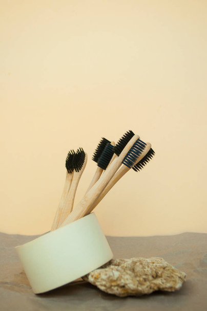 Composição de detalhes naturais e uma escova de dentes de bambu em fundo bege. Conceito de watse zero. - Foto, Imagem